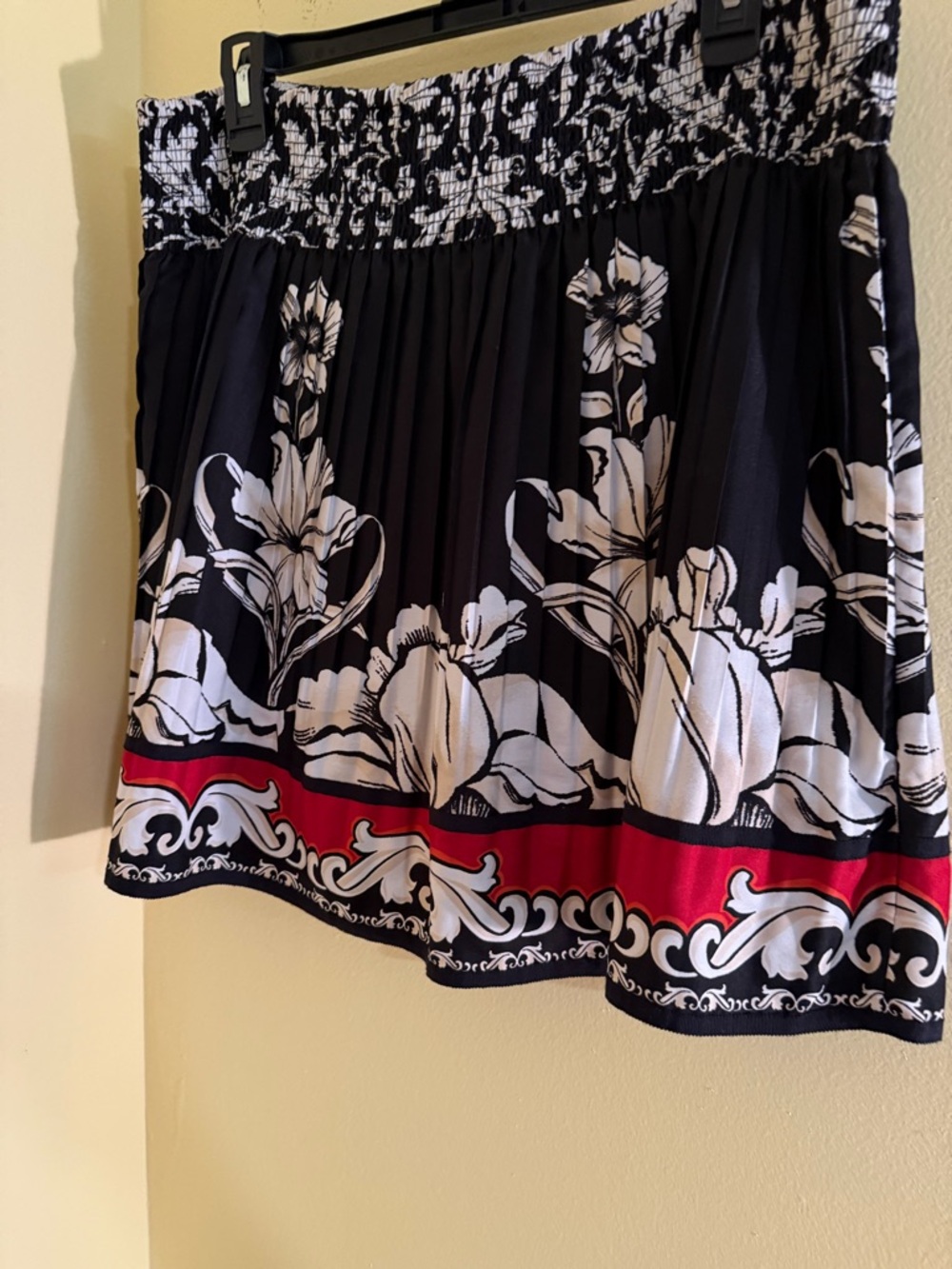 White House Black Market Black, White & Red Floral Pleated Skirt